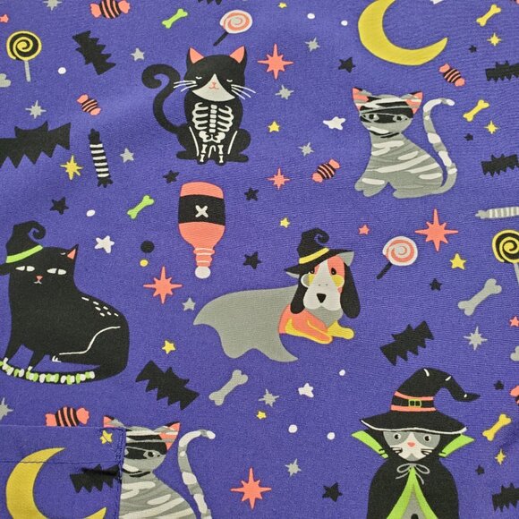 Zoe + Chloe Halloween V-neck Scrub Top 2 Pockets Spooky Cats and Dogs Wmn Sz S - Picture 4 of 10